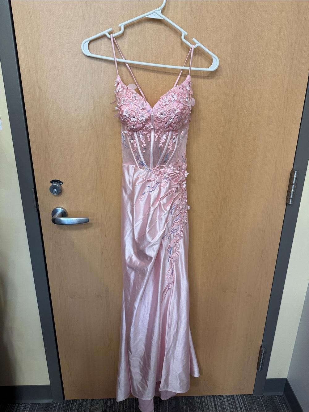 Elegant Pink Lace-Embellished Spaghetti Strap Evening Dress